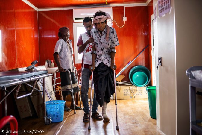 Ali, 18, is doing re-education sessions twice a week at the MSF hospital in Mocha. He was injured in the explosion of a mine while he was in the fields of Mawza, east of Mocha. Yemen. Photo by Guillaume Binet/MYOP.