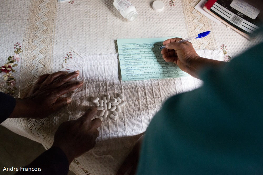 المرضى المصابون بفيروس نقص المناعة البشرية يقومون بعدّ وتسجيل حبوب الدواء المضاد للفيروسات العكوسة. مابوتو، موزمبيق.
