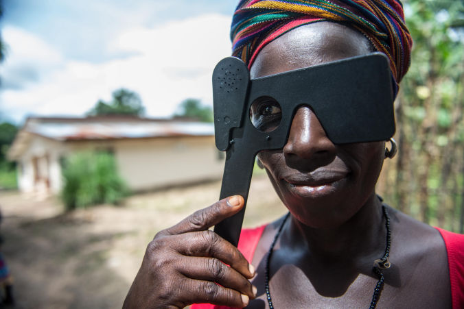 صالح الذي شفي من إصابته بالإيبولا يخضع لفحص عيونه أثناء مهمة توعوية لأطباء بلا حدود لمعالجة الناجين من الإيبولا. الكثيرون ممن شفيوا من مرض الإيبولا ما يزالون يعانون من مشاكل جسدية واجتماعية ونفسية بعد تغلبهم على الفيروس. كومراباي، سيراليون، 2015. 