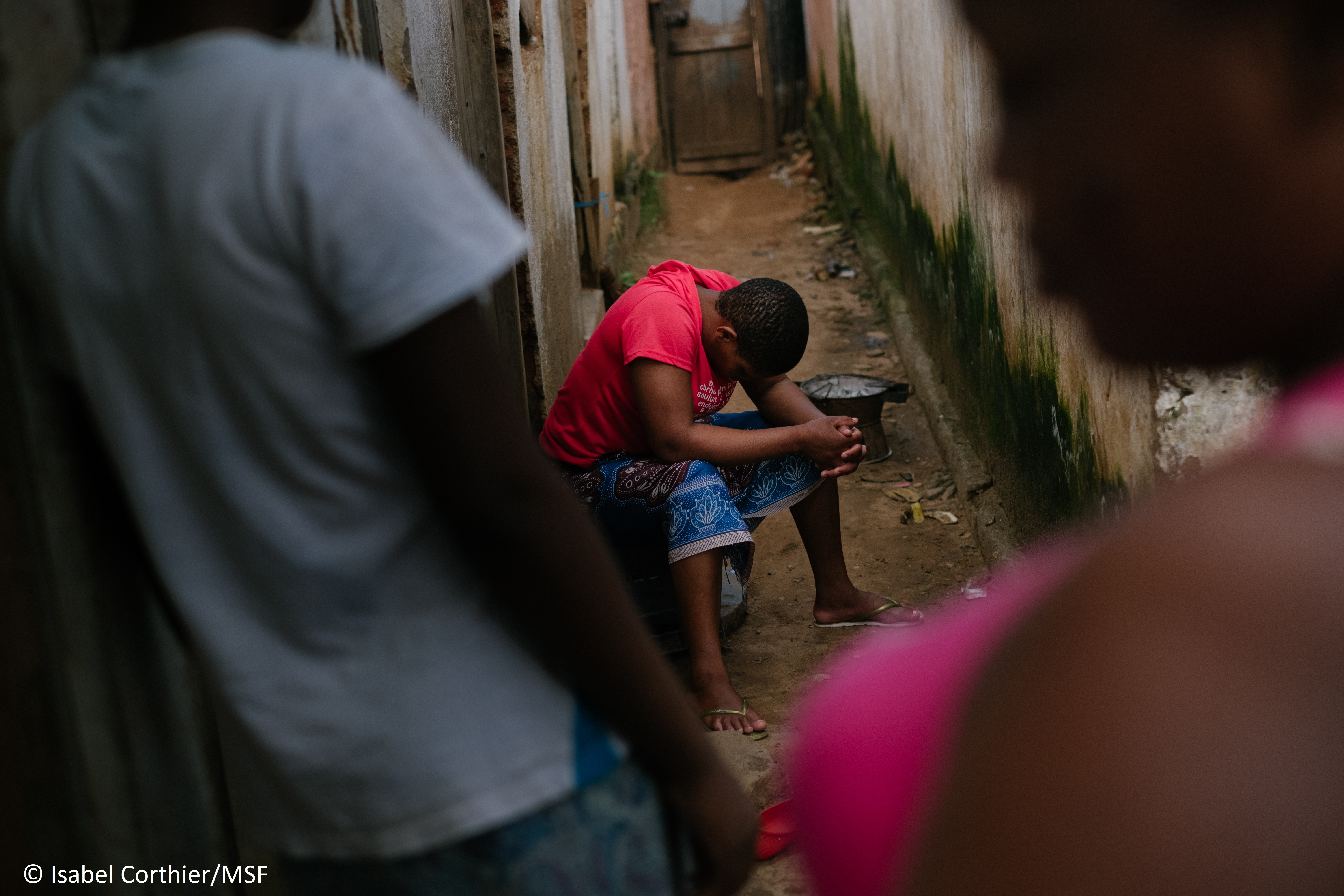 A sex worker in the alley way lined with rooms used by sex workers behind a hotspot bar in the centre of Mwanza, Malawi. Photo by Isabel Corthier/MSF.