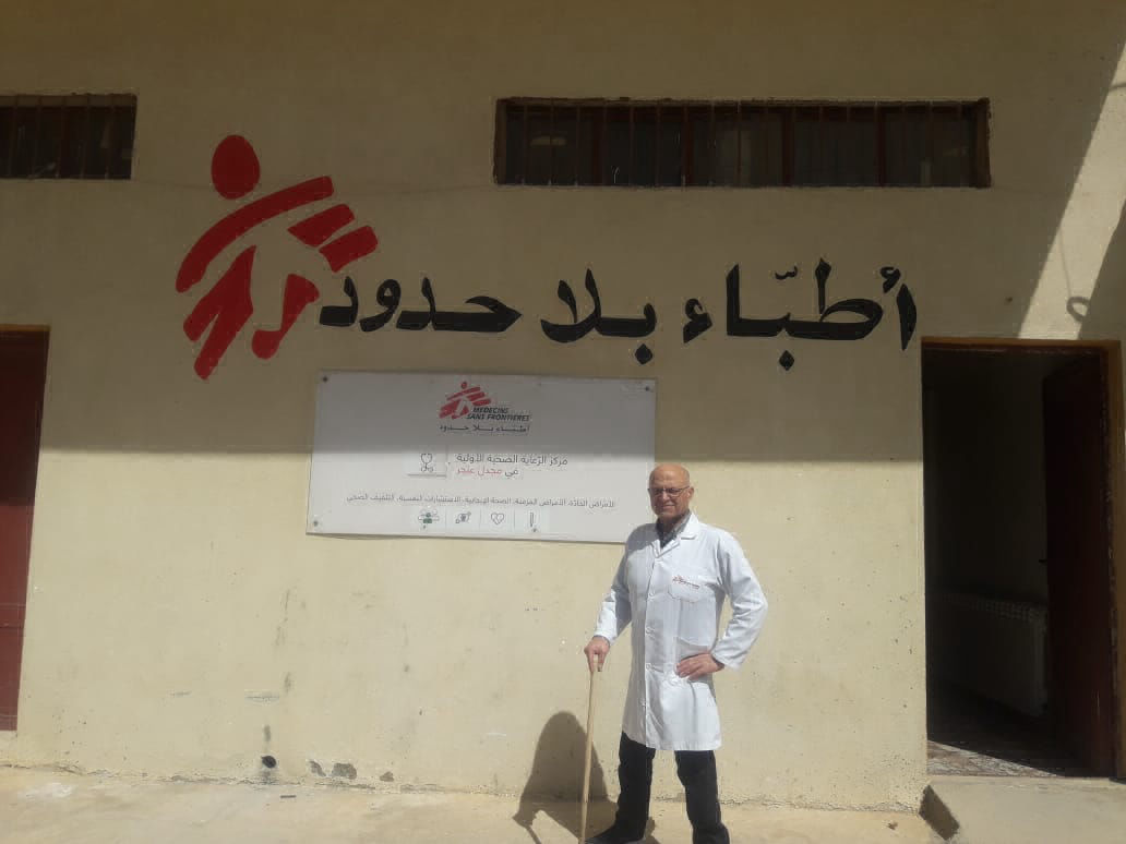 Dr Marwan El Bast devant la clinique MSF.