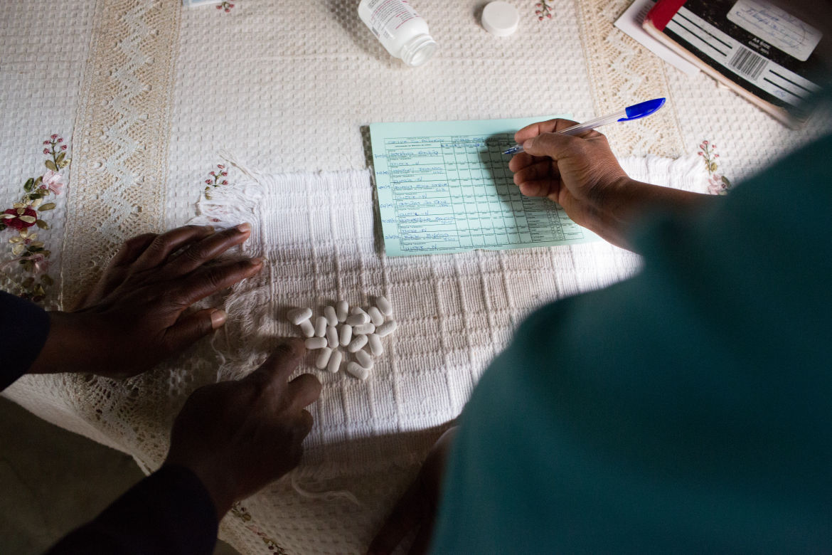 les patients VIH comptant et l'enregistrement le nombre de pilules pour le traitement antirétroviral. Maputo, Mozambique.