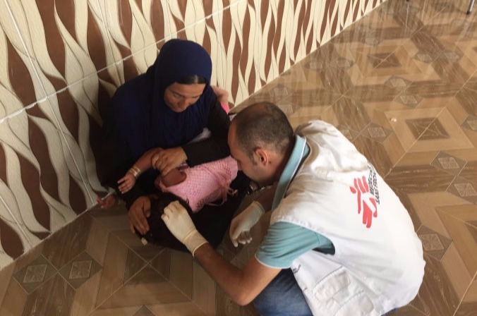 Zina, une patiente de trois ans souffrant d'hydrocéphalie, d'épilepsie et de cécité; tout le résultat d'un défaut de naissance. Hawira, Iraq. Photo : Mirella Hodeib.