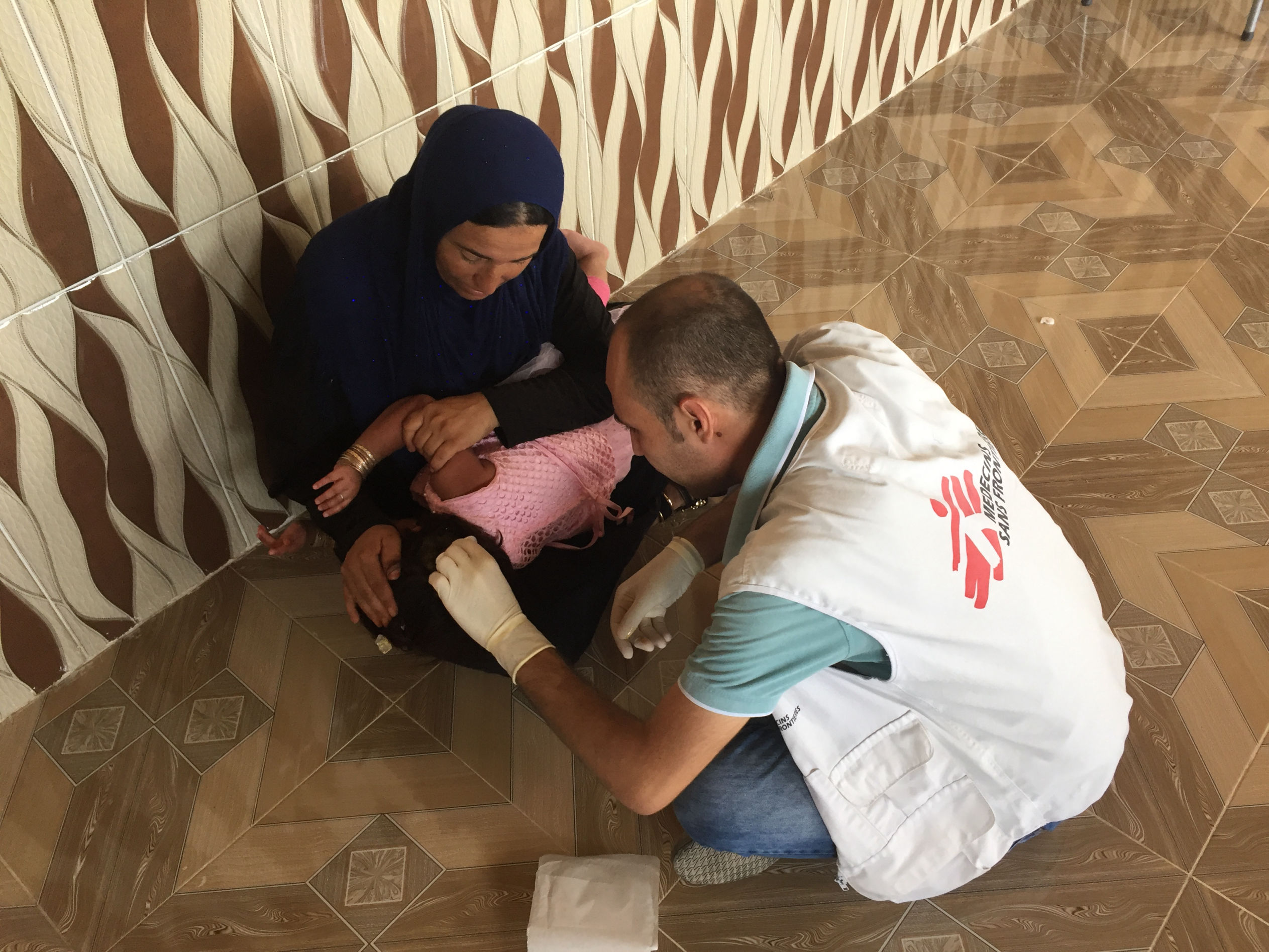 Zina, une patiente de trois ans souffrant d'hydrocéphalie, d'épilepsie et de cécité; tout le résultat d'un défaut de naissance. Hawira, Iraq. Photo : Mirella Hodeib.
