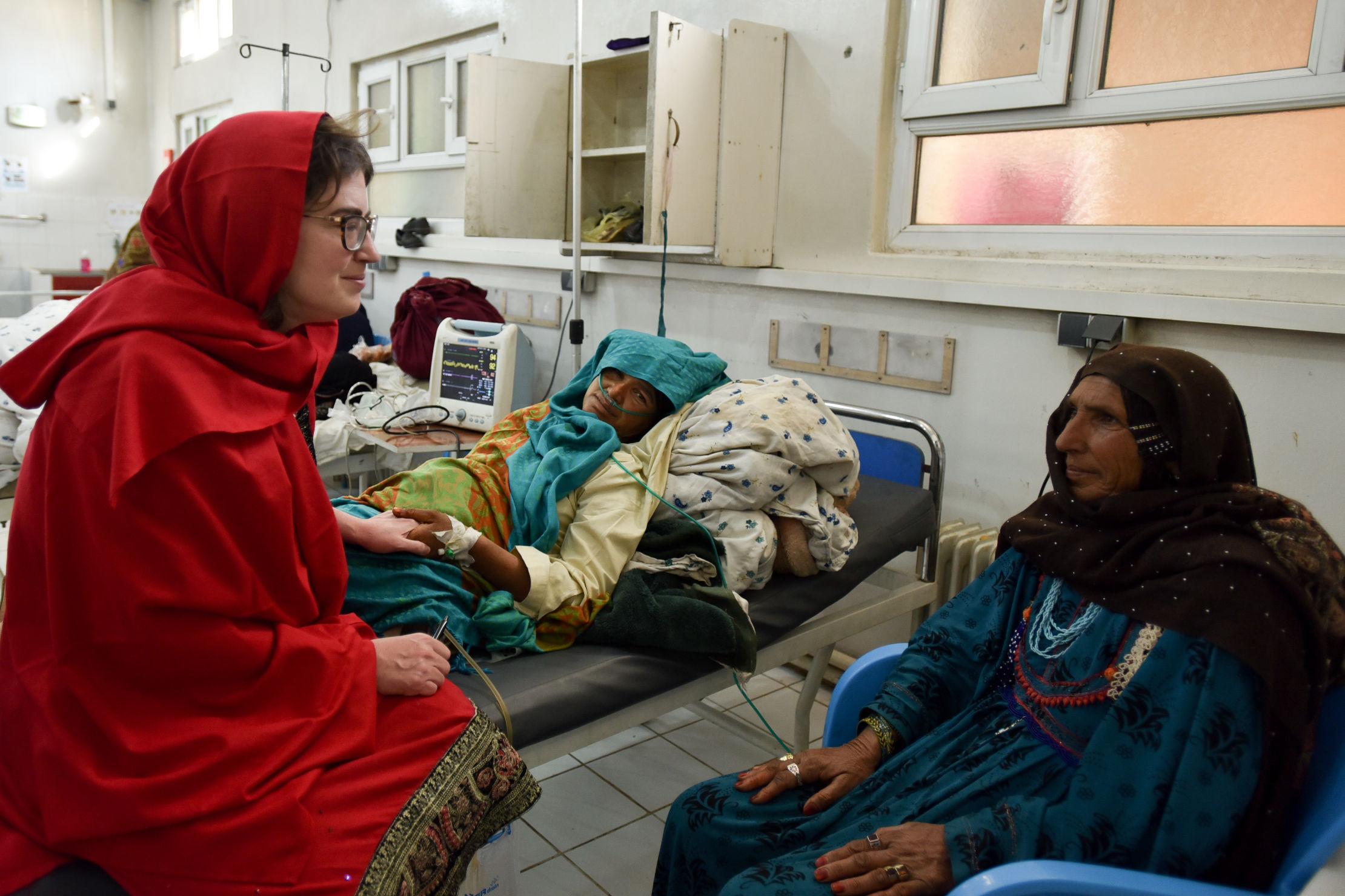 Dr Séverine Caluwaerts, obstétricienne-gynécologue MSF et conseillère en santé des femmes OCB, s'entretient avec une mère et sa fille, une patiente de la maternité de Khost, en Afghanistan, qui se remet lentement d'une hémorragie post-partum après avoir accouché à la maison pendant cinq jours avant. Photo : Najiba Noori.