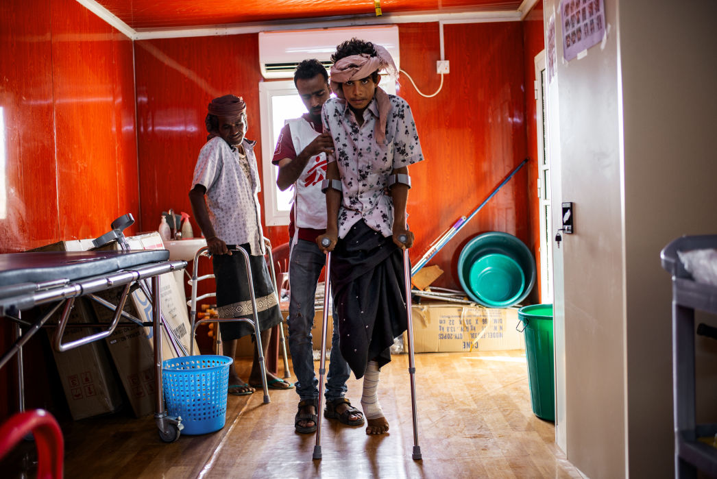 Ali, 18, is doing re-education sessions twice a week at the MSF hospital in Mocha. He was injured in the explosion of a mine while he was in the fields of Mawza, east of Mocha. Yemen. Photo by Guillaume Binet/MYOP.