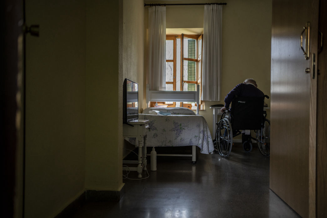 MSF in the elderly care home (Residencia Nuestra Señora de las Mercedes) in El Royo, Soria province. Photo by Olmo Calvo/MSF.